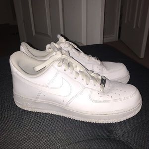 9.5 NIKE Air Force 1’s